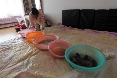 江孜楼上漏水，住户失联，小区没物管，业主维权难！律师来支招……
